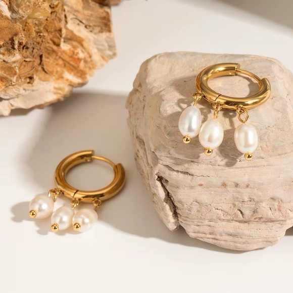 18K Gold Plated Freshwater Pearl Hoop Earrings - Picture 3 of 8